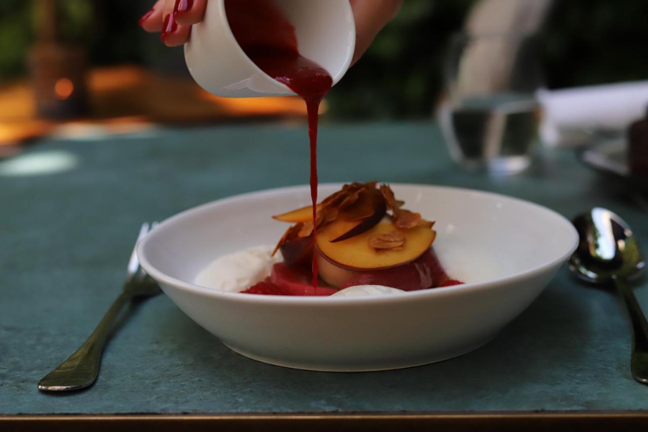 Maison Breguet Paris Dış mekan fotoğraf A dessert being drizzled with a sauce