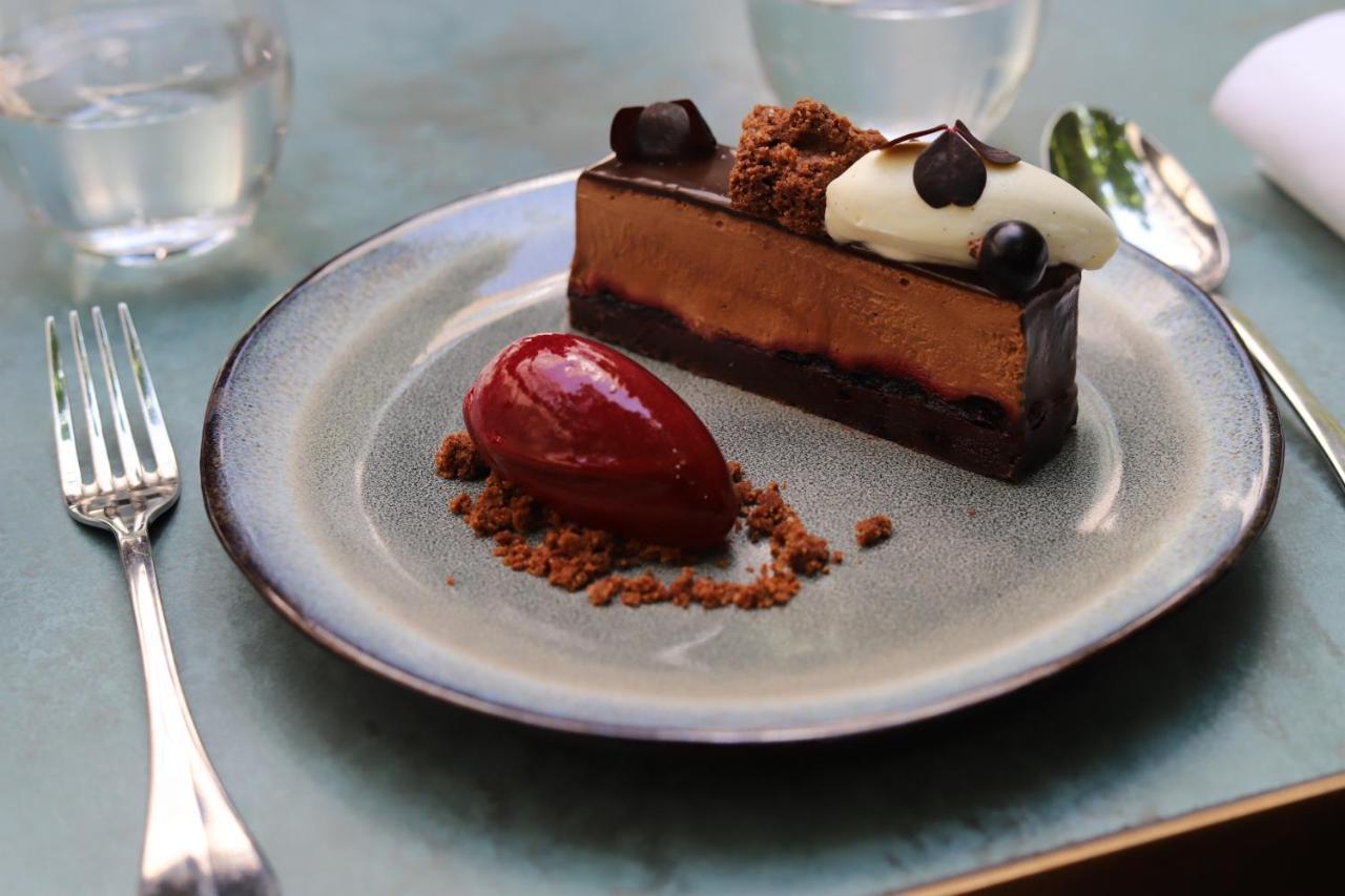 Maison Breguet Paris Dış mekan fotoğraf A chocolate dessert