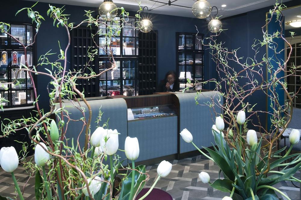Maison Breguet Paris Dış mekan fotoğraf Reception desk at the library