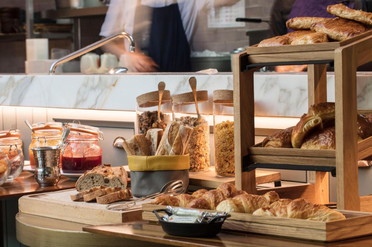 Maison Breguet Paris Dış mekan fotoğraf A breakfast buffet at a hotel